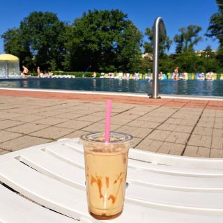 Letní nálada: Ledové karamelové latté & liči soda. Přesně to, co potřebuješ na osvěžení u bazénu. 🏖🥤🌤 . . . #belkocoffee...