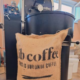 Ahoj všem! Máme novou kávu na filtr ☕️ Pochází ze severu Burundi a nese jméno Karambo. Je pražená velmi světle a vyniká...